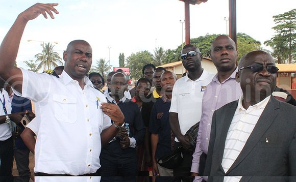 Kaminsona Katesumbwa ng'ayogera eri ababaka. Kaminsona Katesumbwa ng'ayogera eri ababaka.