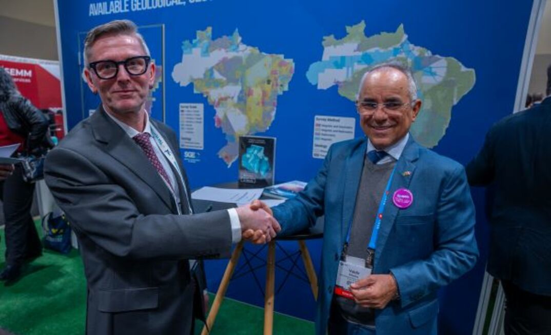  Representantes dos serviços geológicos do Brasil e Inglaterra no PDAC 2024/Divulgação