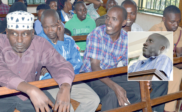 Abdurah Kaweesi (ku kkono) Christopher Katimbo, Disan Tumwesigye ne John Kizito Gonzaga abaserikale b’eyali RCC we Lubaga Zaina Muwonge nga bali mu Kkooti Enkulu e Kampala ku musango gw’obutemu . Mu katono, Sensinjo ng’awa obujulizi mu Kkooti Enkulu mu Kampala. Abdurah Kaweesi (ku kkono) Christopher Katimbo, Disan Tumwesigye ne John Kizito Gonzaga abaserikale b’eyali RCC we Lubaga Zaina Muwonge nga bali mu Kkooti Enkulu e Kampala ku musango gw’obutemu . Mu katono, Sensinjo ng’awa obujulizi mu Kkooti Enkulu mu Kampala.