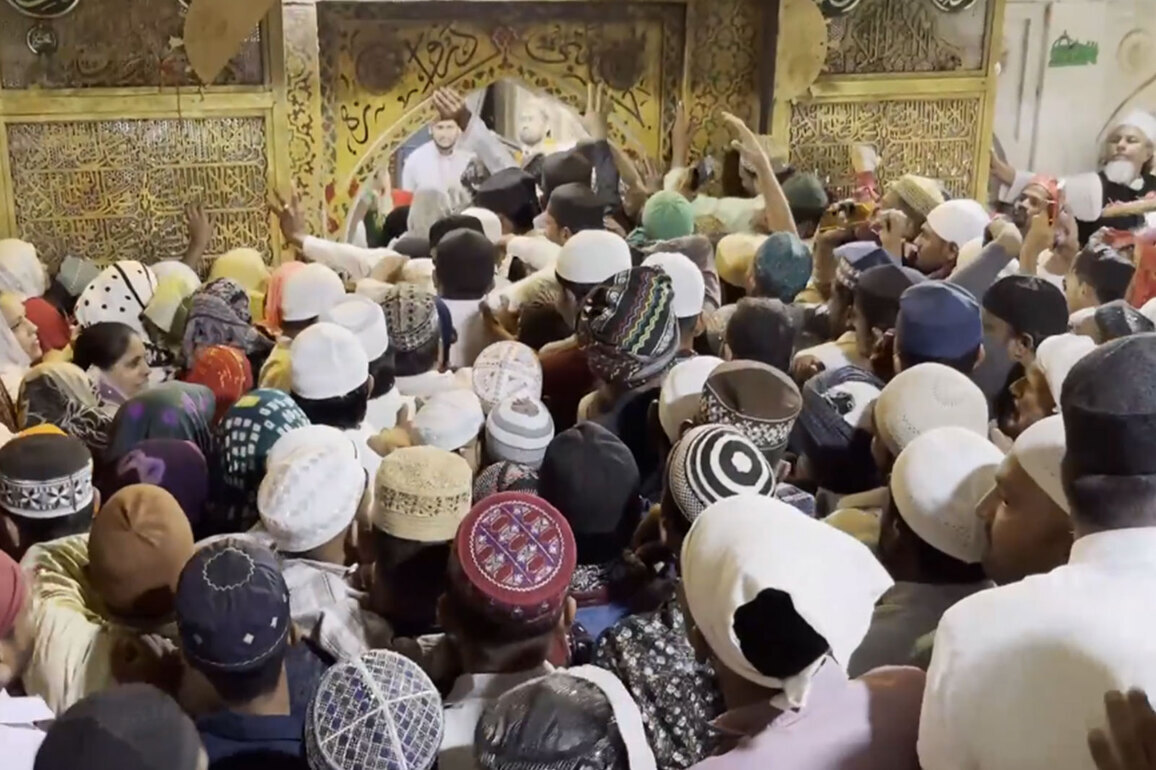Thousands offer prayers at Ajmer Sharif Dargah on Eid al-Adha