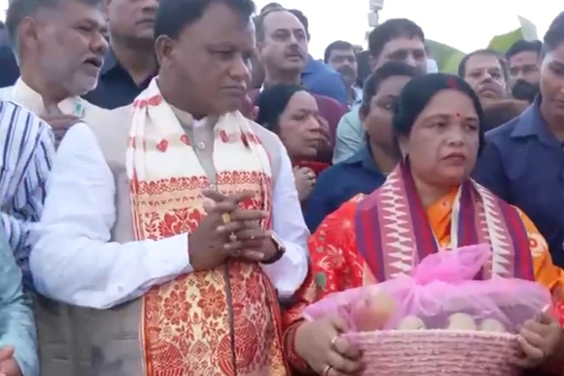 Odisha CM Mohan Charan Majhi performs Chhath Puja rituals along with wife in Bhubaneswar
