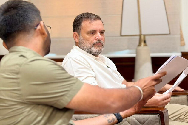 Rahul Gandhi, Priyanka Gandhi meet Nitin Gadkari; flags concerns of Rajasthan vehicle body builders' over new fees