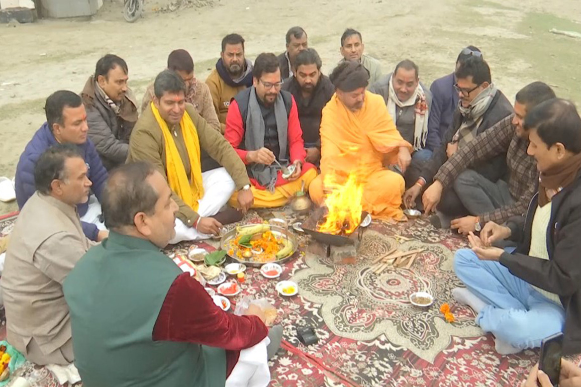AAP leaders perform 'havan' at Kalindi Kunj Ghat for BJP minister's alleged "toxic" remark on Yamuna River