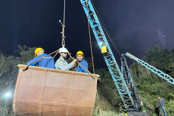 Rescuers at the "illegal" mine in Assam