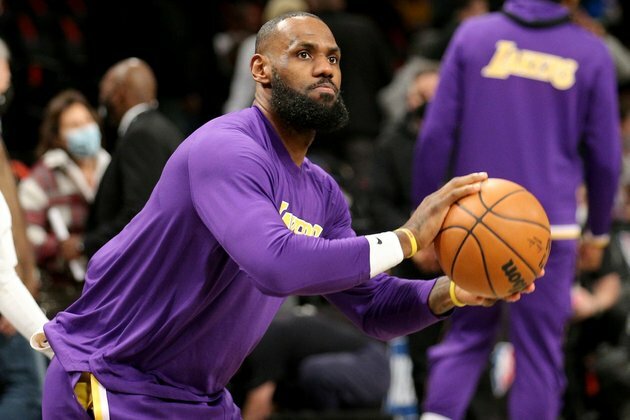 Lakers' LeBron James (knee) out vs. 76ers, day-to-day