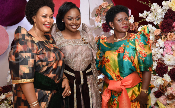 Rema (wakati) ne ba maama be. Mukyala Mabiriizi ku kkono. Baali ku mukolo gw'okukyala kwe, nga October 9, 2019. Rema (wakati) ne ba maama be. Mukyala Mabiriizi ku kkono. Baali ku mukolo gw'okukyala kwe, nga October 9, 2019.