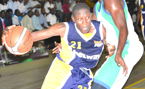 David Opolot owa Powers (ku kkono) ng'agezaako okuyita ku muzannyi wa City Oilers. David Opolot owa Powers (ku kkono) ng'agezaako okuyita ku muzannyi wa City Oilers.