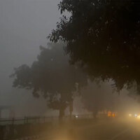 Dense fog chokes Delhi as AQI hits 402, air quality turns 'severe'