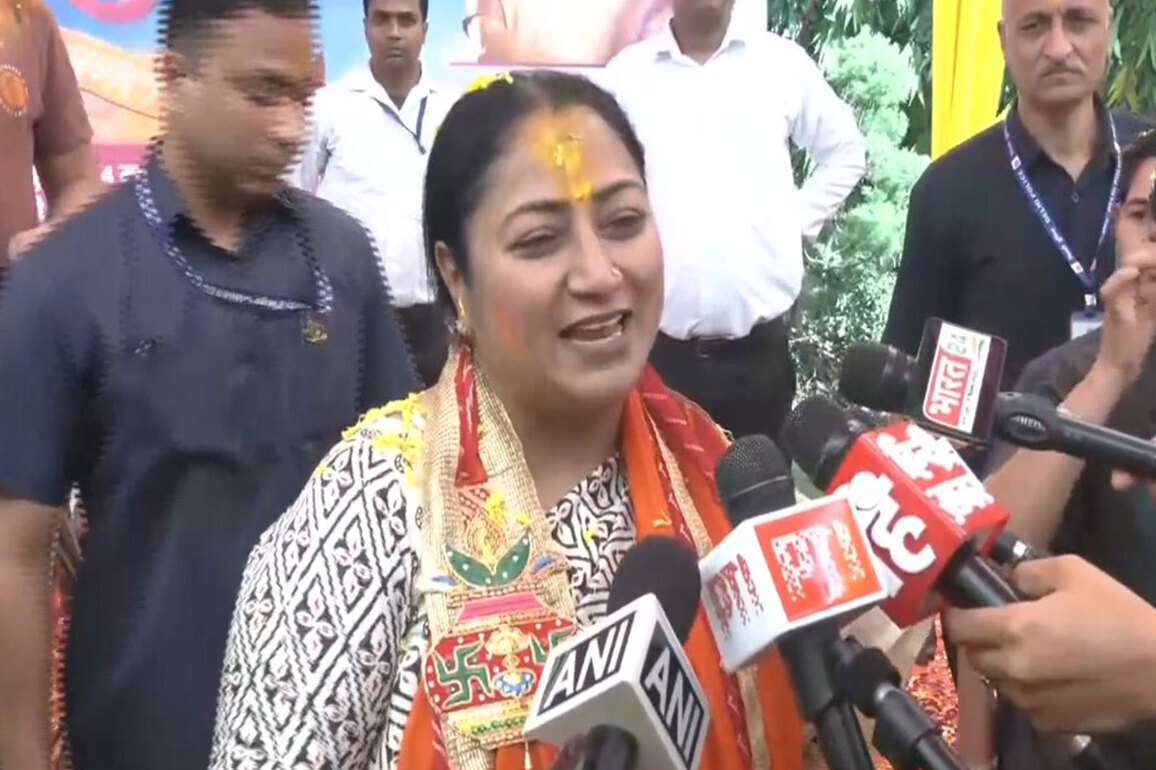 "Hope festival brings new wave of development": Delhi CM Rekha Gupta extends Holi greetings