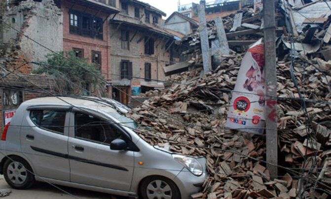 Frantic search for Nepal quake survivors as toll nears 2,000 Frantic search for Nepal quake survivors as toll nears 2,000