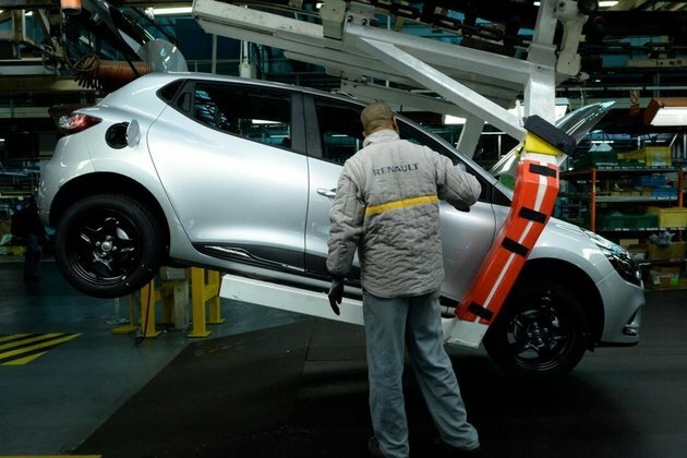 French carmaker Renault slashes stake in Japanese partner Nissan