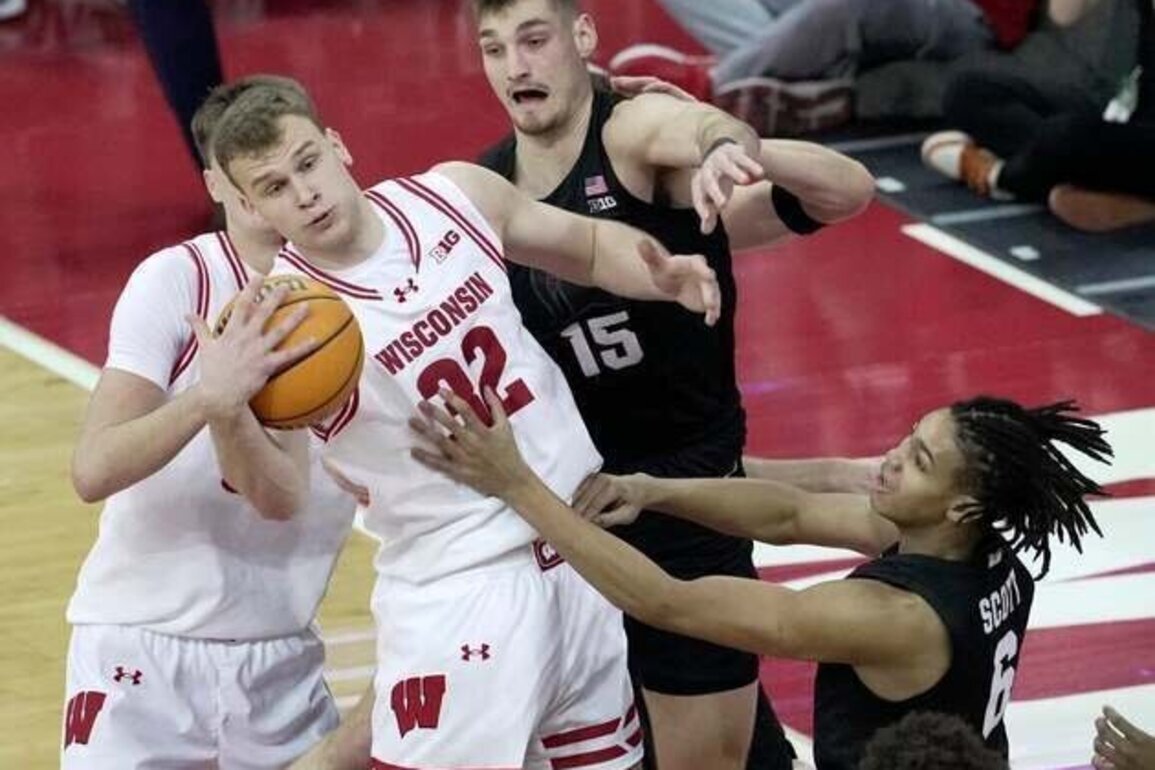 Top 25 roundup: Wisconsin tops No. 10 Michigan St. for another upset win
