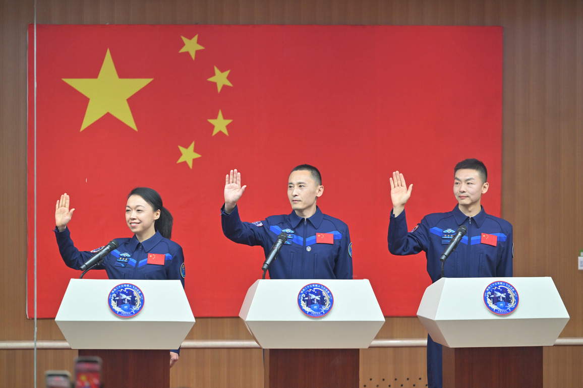 Photo Flash | Astronauts of China's Shenzhou-23 mission meet press