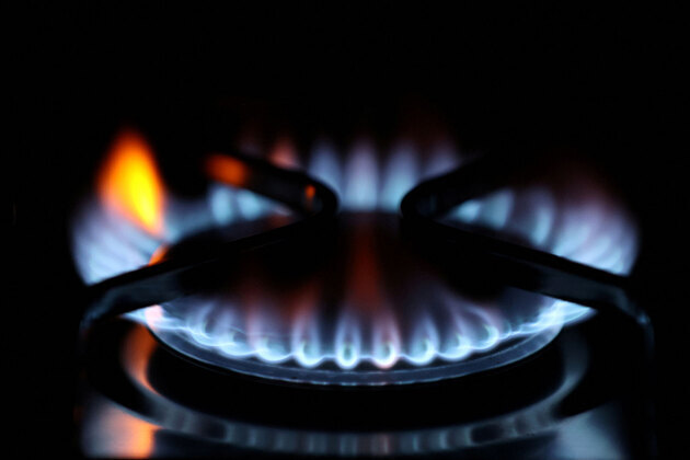Karachi residents store gas in balloons for cooking amid fuel shortage