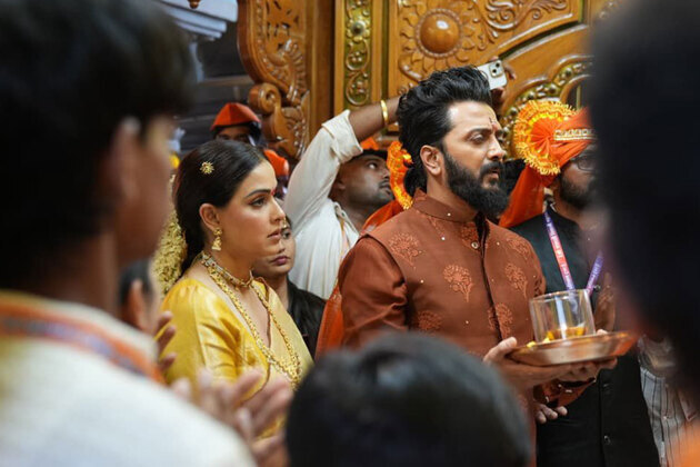 Riteish, Genelia seek blessings at Chhatrapati Shivaji Maharaj Temple in Bhiwandi