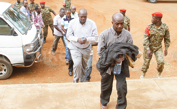 Abaserikale bano nga batuusibwa ku kkooti y'amagye e Makindye. Abaserikale bano nga batuusibwa ku kkooti y'amagye e Makindye.