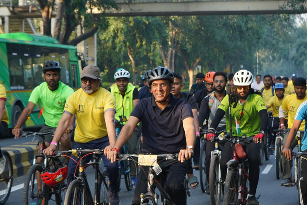 Mansukh Mandaviya leads 'Sundays on Cycle' with doctors and health professionals