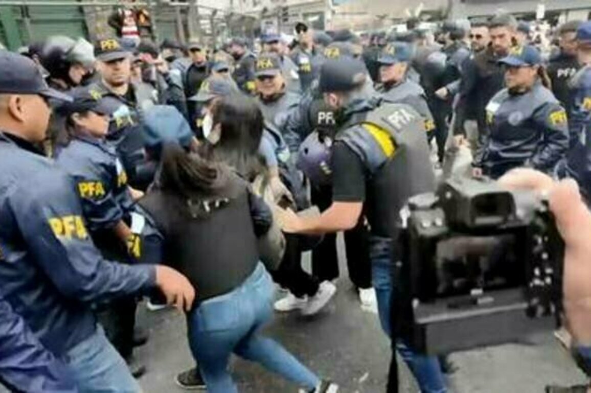 WATCH Argentine police brutalize pensioners