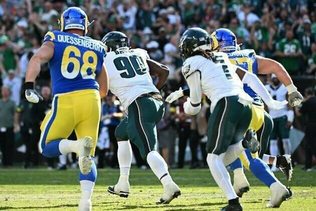 Last-second FG block caps Eagles' wild comeback win over Rams