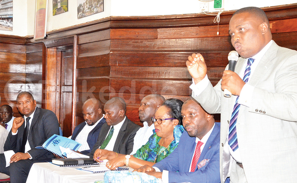 Lukwago (ku ddyo) mu lukiiko. Ku kkono ye meeya Sserunjogi Oweddembe, omubaka Munyagwa, Meeya Mulyanyama ,Meeya Serunjoji , meeya Nabbosa n'omubaka Ssebaggala. Lukwago (ku ddyo) mu lukiiko. Ku kkono ye meeya Sserunjogi Oweddembe, omubaka Munyagwa, Meeya Mulyanyama ,Meeya Serunjoji , meeya Nabbosa n'omubaka Ssebaggala.