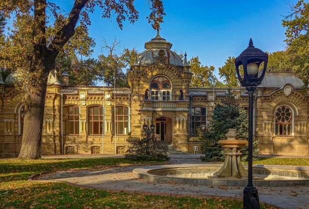 Why is there a Romanov Palace in... Uzbekistan