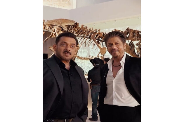 SRK, Salman Khan visit Abu Dhabi museum, fans celebrate "Karan-Arjun" reunion
