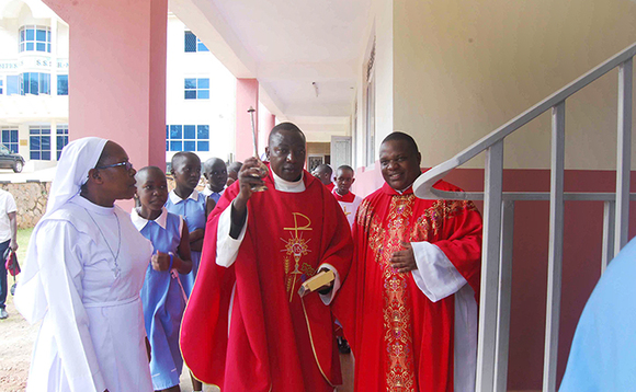 Fr. Joseph Ssebayigga ng'awa omukisa mu kuggulawo ekizimbe ekipya abayizi ba P7 mwe bagenda okukolera ebibuuzo eby'akamalirizo Fr. Joseph Ssebayigga ng'awa omukisa mu kuggulawo ekizimbe ekipya abayizi ba P7 mwe bagenda okukolera ebibuuzo eby'akamalirizo