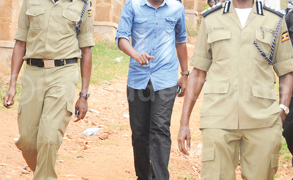 Kayihura ( ku ddyo) ne Kaweesi lwe baali bava e Makerere we battira Abachina. Kayihura ( ku ddyo) ne Kaweesi lwe baali bava e Makerere we battira Abachina.