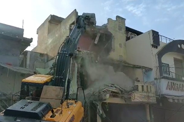 MP: District administration removes illegal structures in Ujjain's Begum Bagh locality