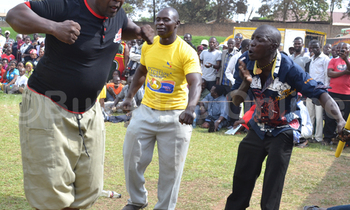 Ssonko Muhammad ng'awaga oluvannyuma lw'okuwangula empaka z'ekigfwo ggumbya n'aweebwa e kyapa n'akakadde k'ensimbi Ssonko Muhammad ng'awaga oluvannyuma lw'okuwangula empaka z'ekigfwo ggumbya n'aweebwa e kyapa n'akakadde k'ensimbi