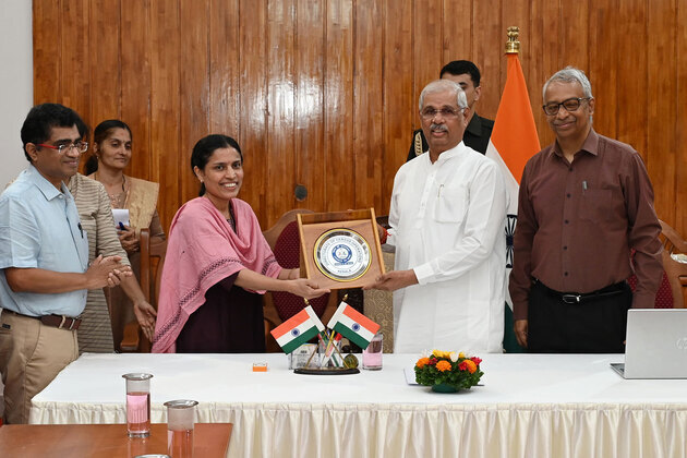 Keralam Governor Arlekar flags off Phase I of Census 2027 by completing self-enumeration process