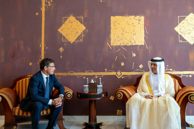 Saud bin Saqr receives Ambassador of Spain