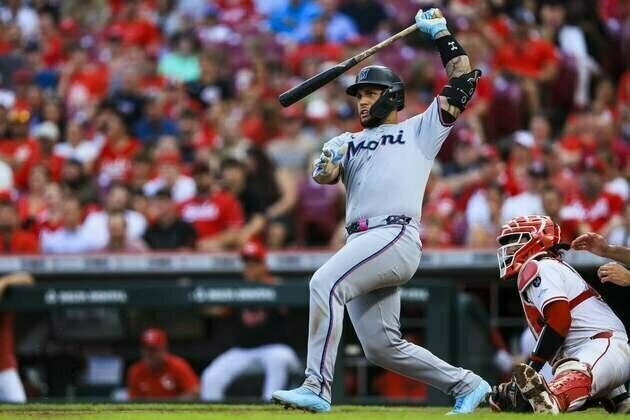 Marlins stomp Reds to win 11th straight on the road