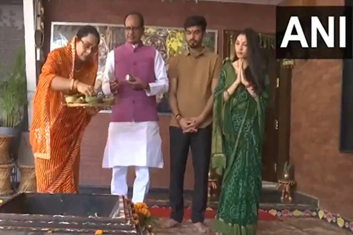 Union Minister Shivraj Singh Chouhan, family perform Kanya Pujan on Ram Navami