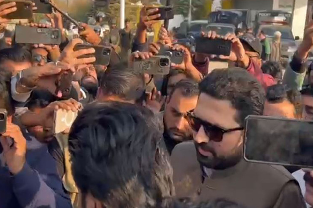 Pakistan: KP CM Afridi, Tehreek-e-Insaf supporters gather outside Adiala Jail amid concerns over Imran Khan's health