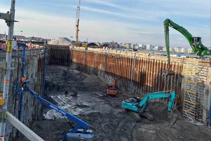 Sheet piles driven into the ground to secure the excavation pit as part of the construction of the Nordhavn Tunnel in Copenhagen