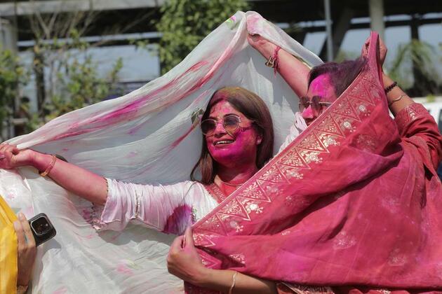 Asia Album: Festival of colors Holi celebrated in India
