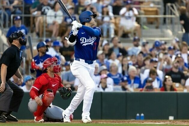 Dodgers' Shohei Ohtani homers in spring debut