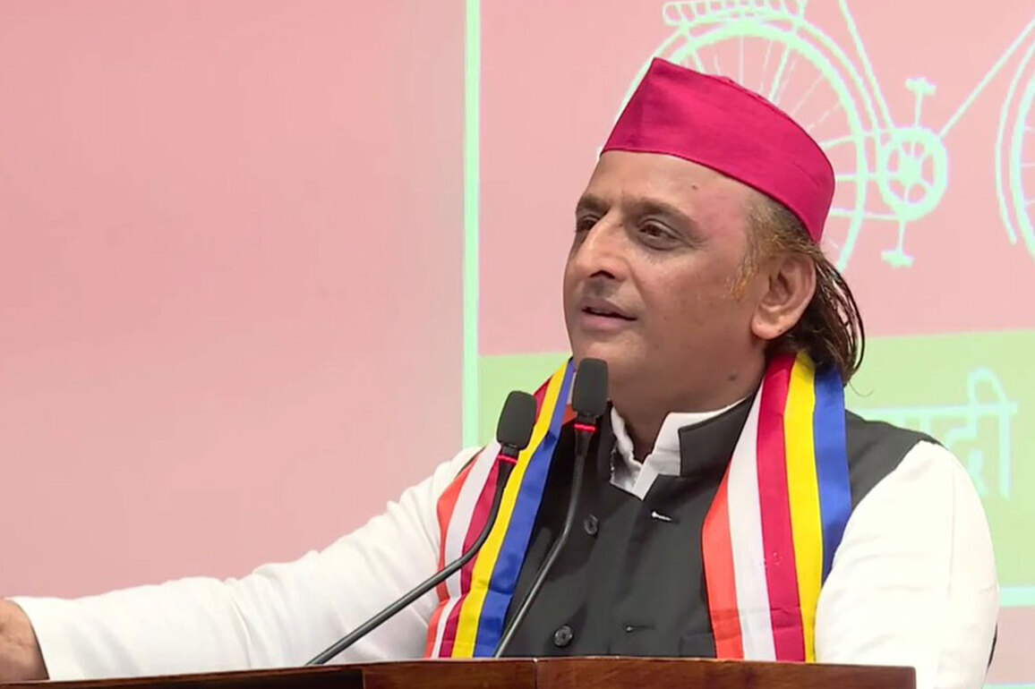 "Ek kachori, ek samosa...ab nahi raha gas par bharosa": Akhilesh Yadav's dig at BJP amid LPG concerns