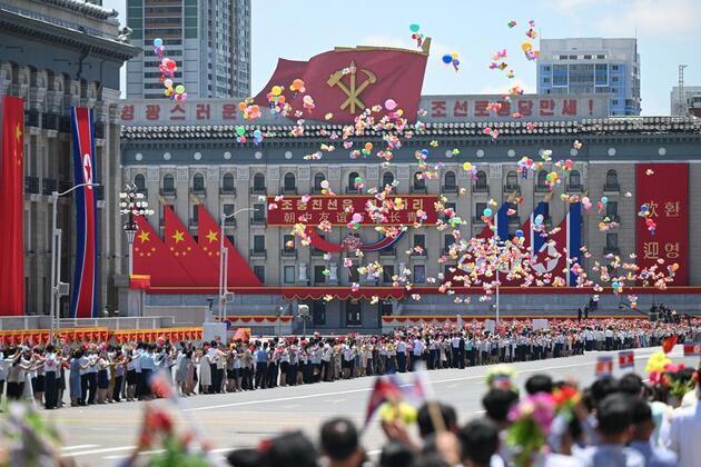 Feature: Flowers and cheers greet Xi in Pyongyang