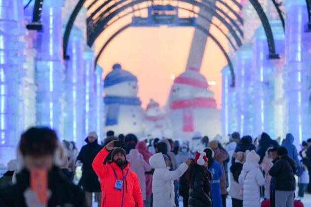 Global tourists discover "Cool China" at world's largest ice-and-snow park