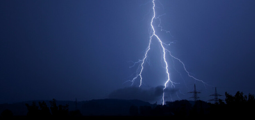 Studies have found that lighting strikes can have impacts on rocks akin to meteorite impacts. Photo: Public Domain / Earth Magazine