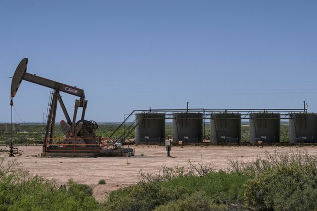 Global crude prices rise on falling inventories & weakening US dollar