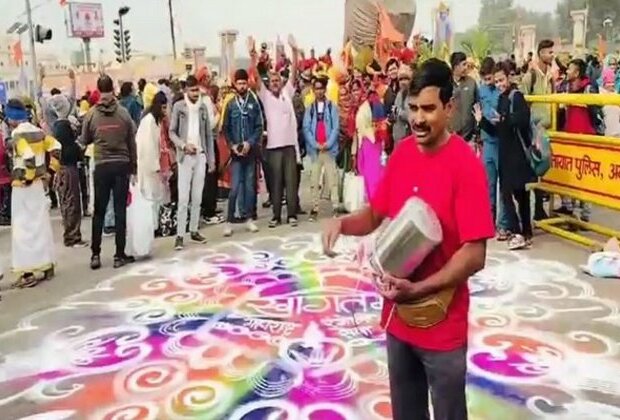 Uttar Pradesh: Artists from various places reach Ayodhya to showcase their talents