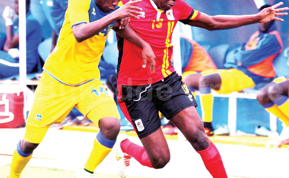 Moses Waiswa owa Uganda (ku kkono) ng'attunka ne Eric Iradukunda owa Rwanda mu gw'okudding'ana e Kigali. Moses Waiswa owa Uganda (ku kkono) ng'attunka ne Eric Iradukunda owa Rwanda mu gw'okudding'ana e Kigali.
