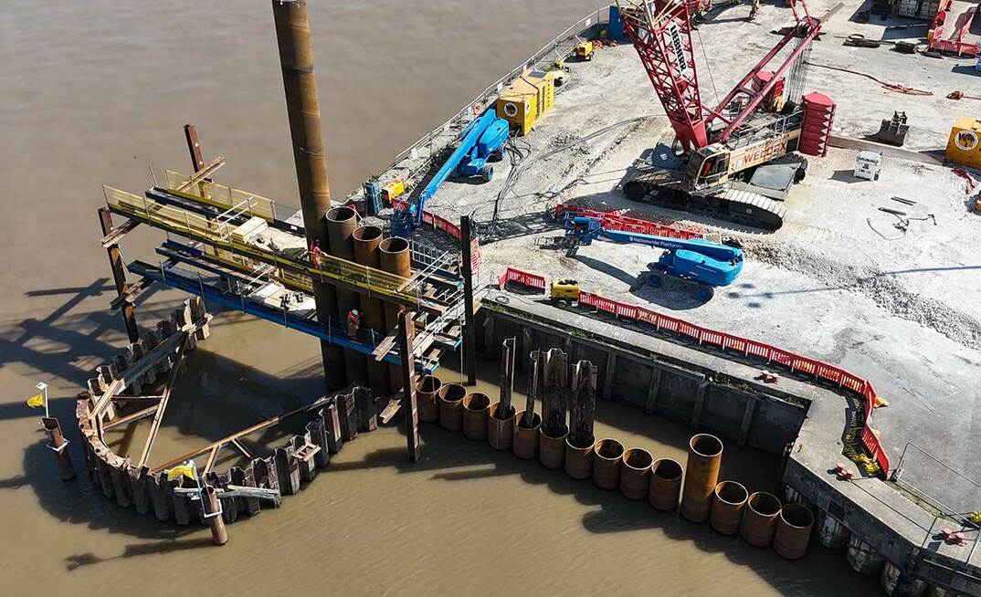 Close co-ordination among the parties involved in the extension of the quay at New Holland Dock meant disruption was kept to a minimum during the works. Credit Sheet Piling UK