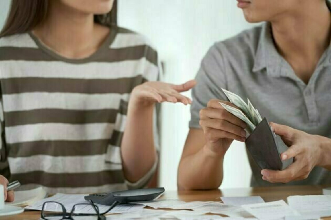 'Selain donatur, dilarang ngatur': Dilema perempuan antara otoritas tubuh dan kuasa ekonomi