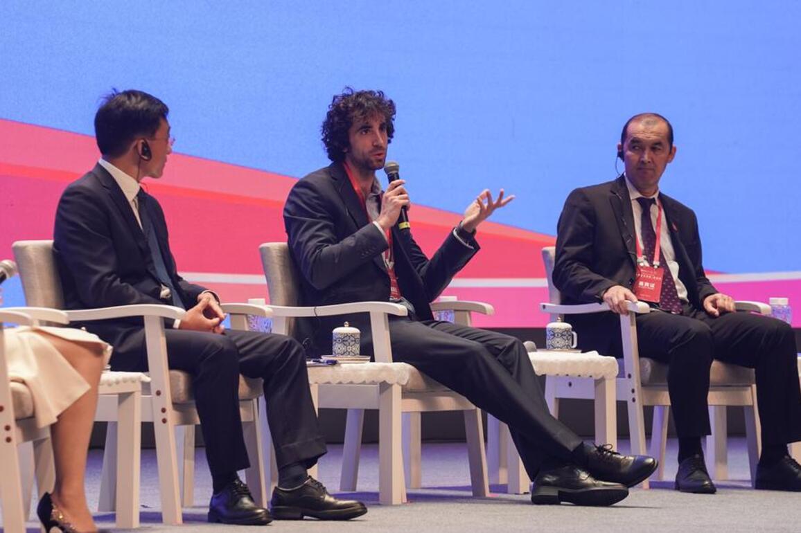 Global mayors inspired by transformation of China's porcelain capital