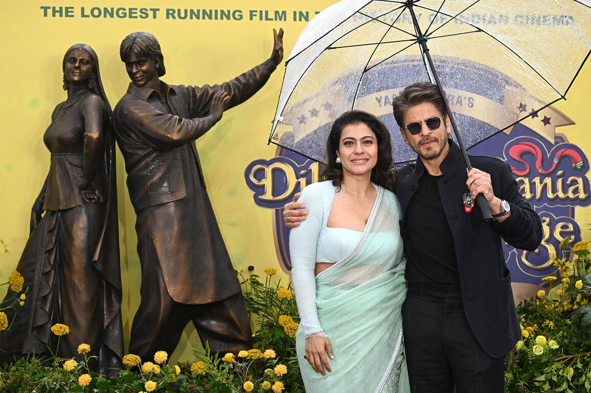 Shah Rukh, Kajol unveil 'DDLJ' bronze statue in London, see pics