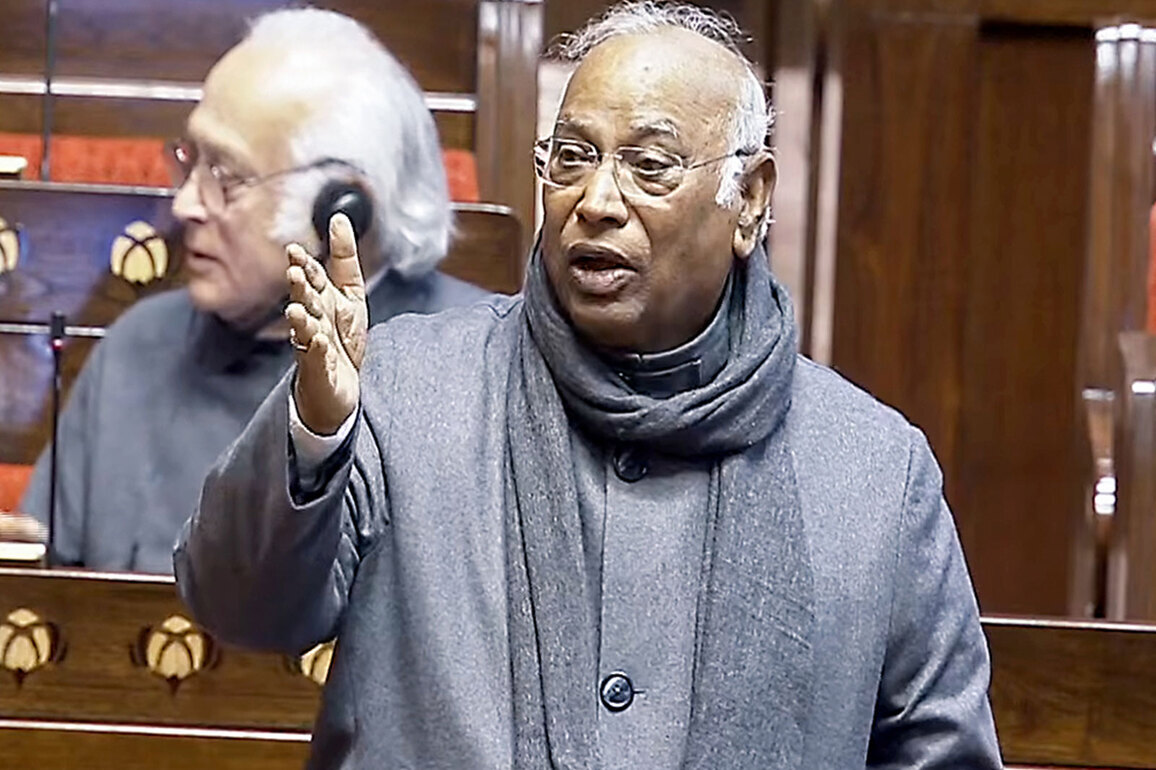 "AI Summit turned into 'Utter chaos', PM gatecrashed for Photo-Op": Mallikarjun Kharge